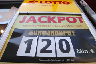 Ein Schild verweist auf den Eurojackpot (Archivbild): Mehr als 120 Millionen Euro können derzeit nicht gewonnen werden.