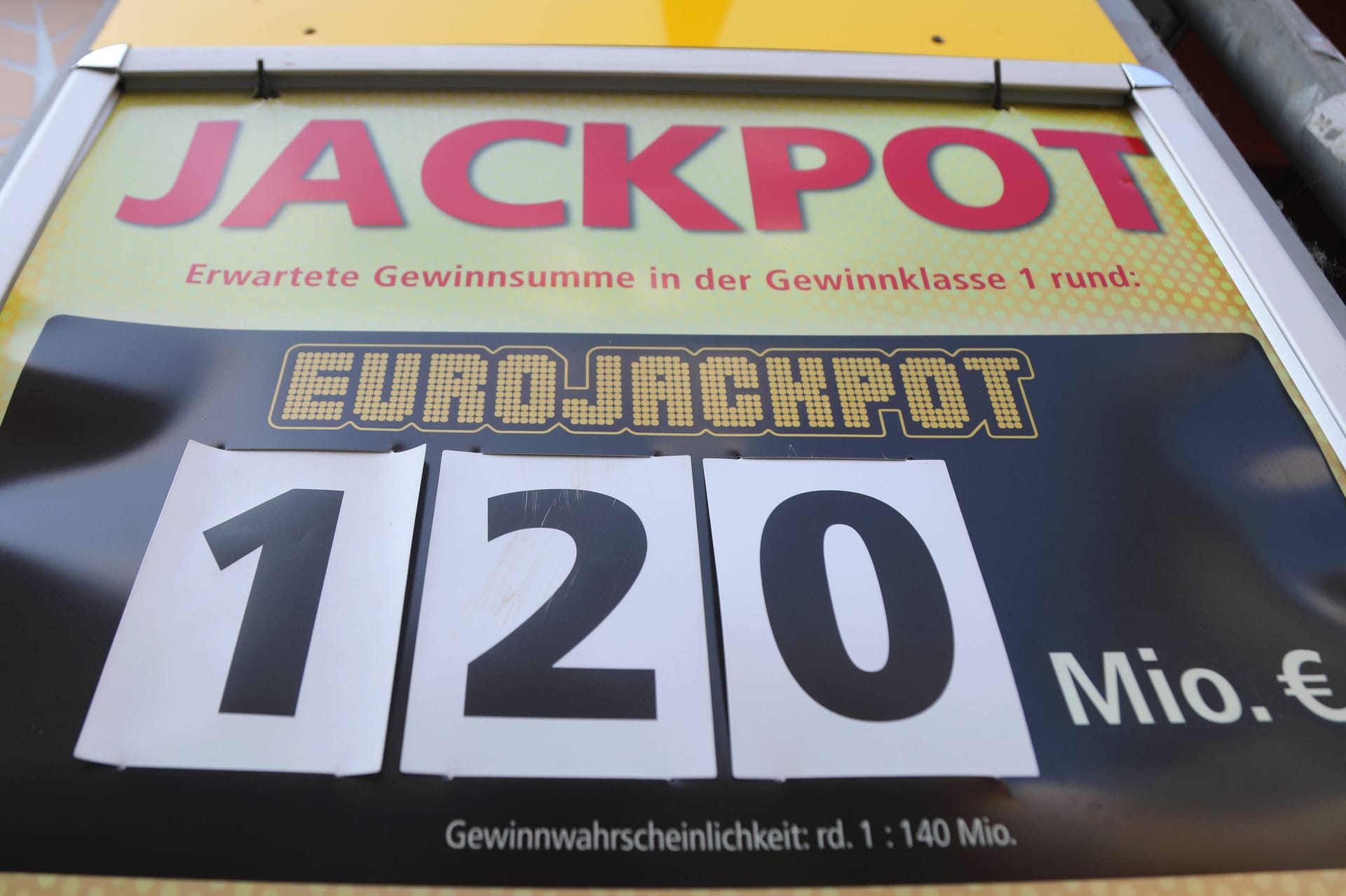 Ein Schild verweist auf den Eurojackpot (Archivbild): Mehr als 120 Millionen Euro können derzeit nicht gewonnen werden.