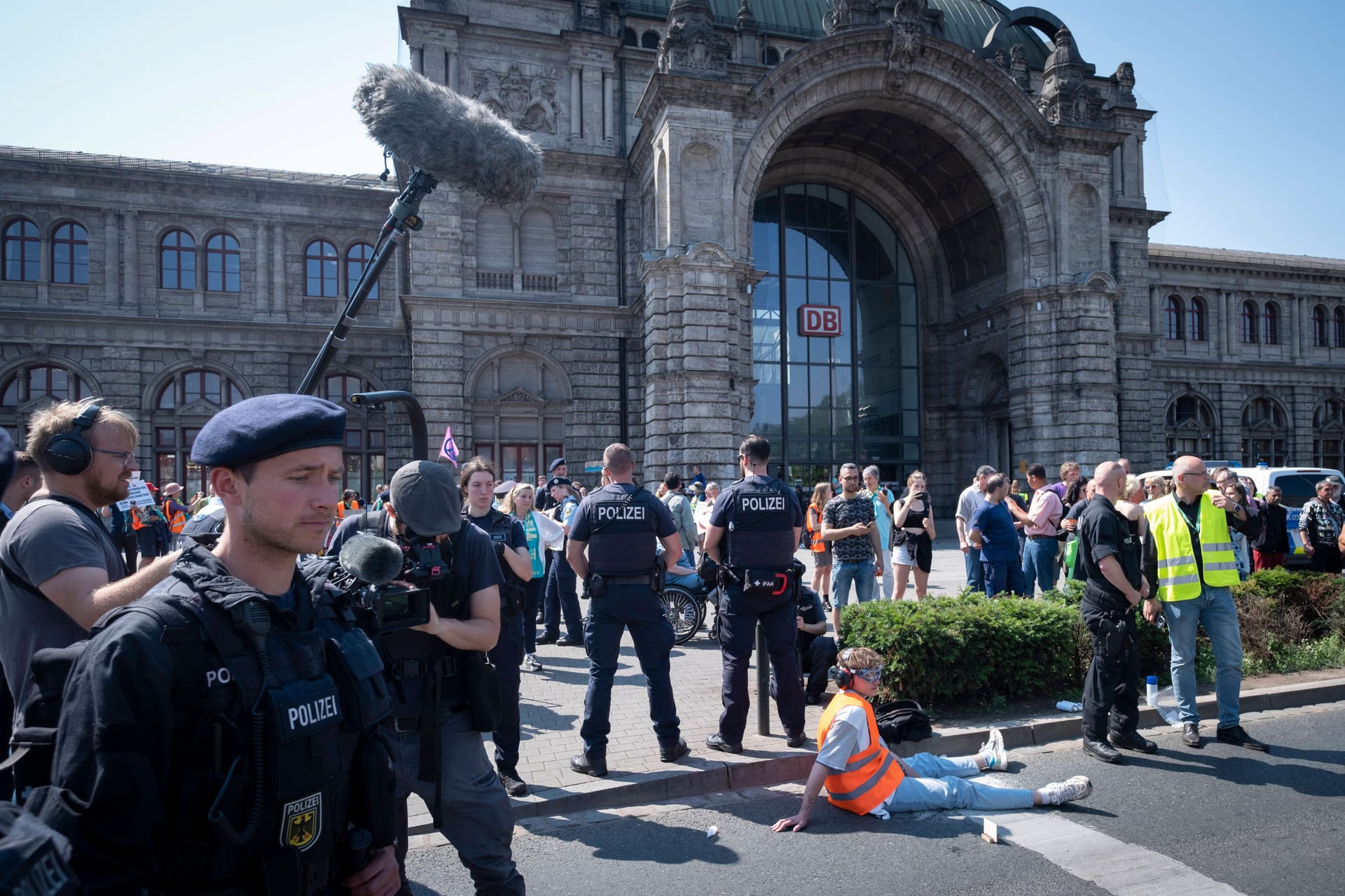 Blockade in Nürnberg: Während des Deutschen Evangelischen Kirchentages hat die "Letzte Generation" den Strassenverkehr vor dem Hauptbahnhof zum Erliegen gebracht.