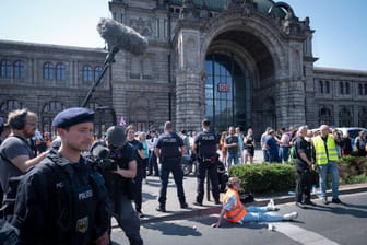 Blockade in Nürnberg: Während des Deutschen Evangelischen Kirchentages hat die "Letzte Generation" den Strassenverkehr vor dem Hauptbahnhof zum Erliegen gebracht.