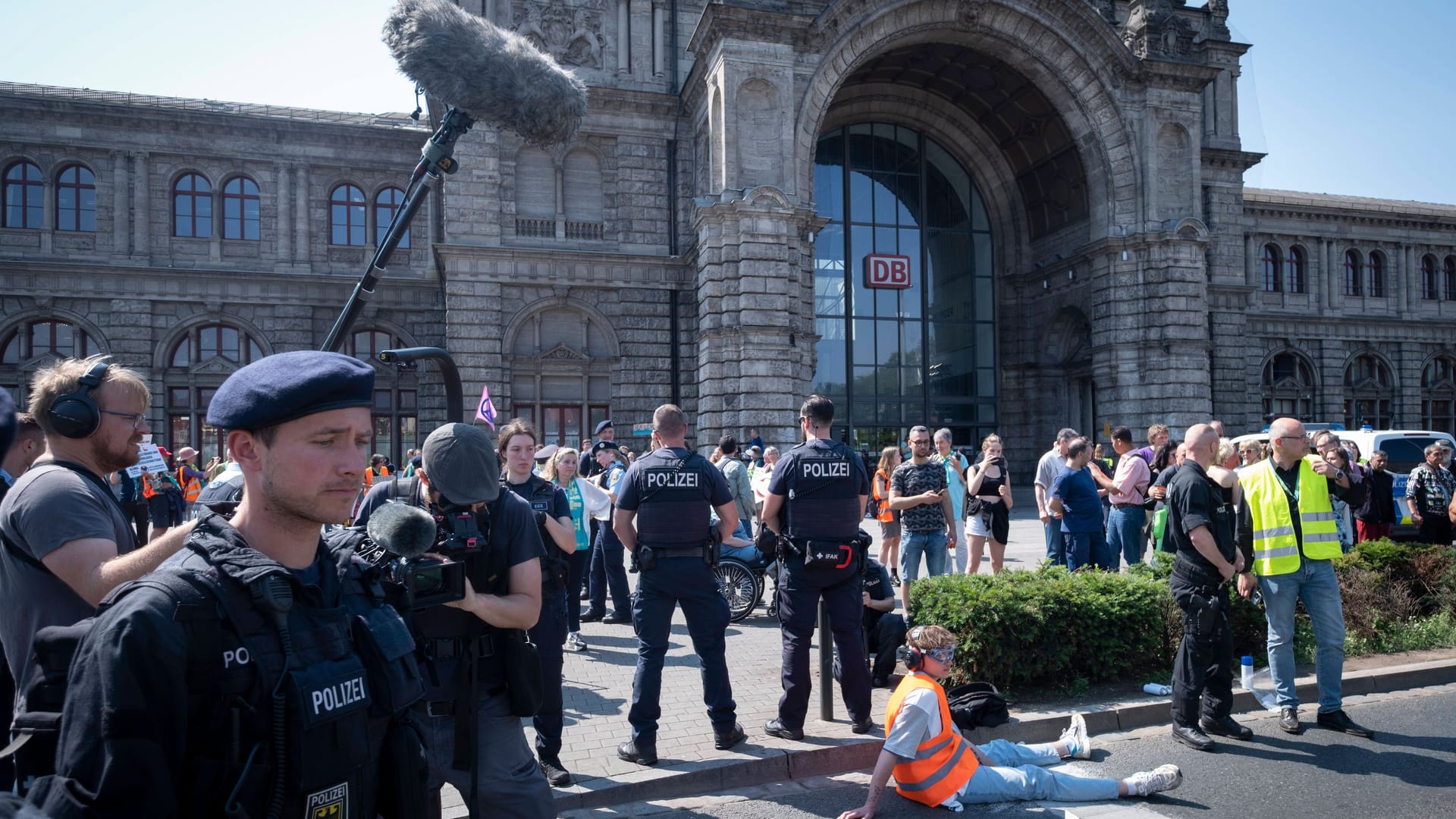 Blockade in Nürnberg: Während des Deutschen Evangelischen Kirchentages hat die "Letzte Generation" den Strassenverkehr vor dem Hauptbahnhof zum Erliegen gebracht.