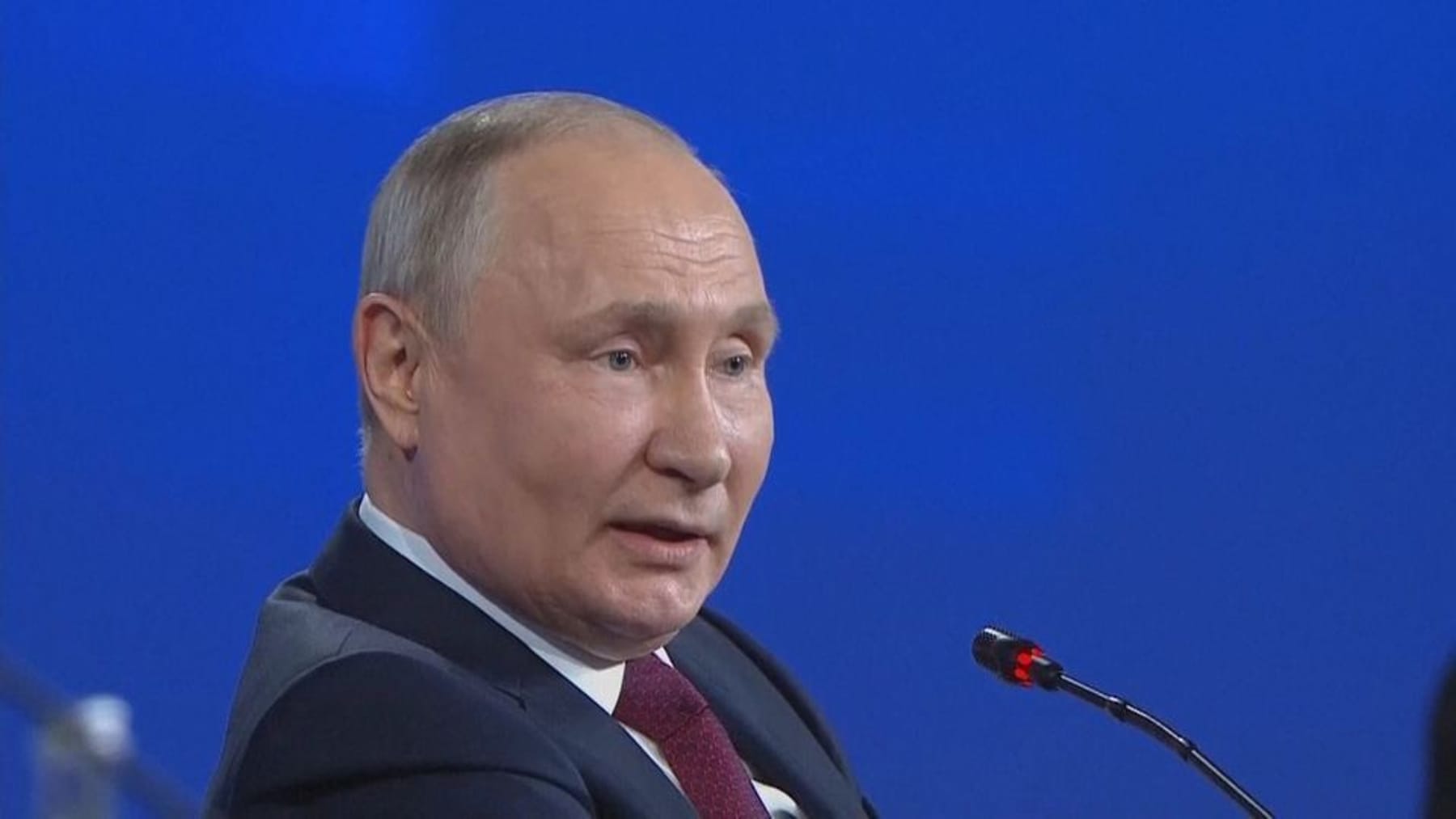 Vladimir Poetin dreigt luchthavens buiten Oekraïne aan te vallen