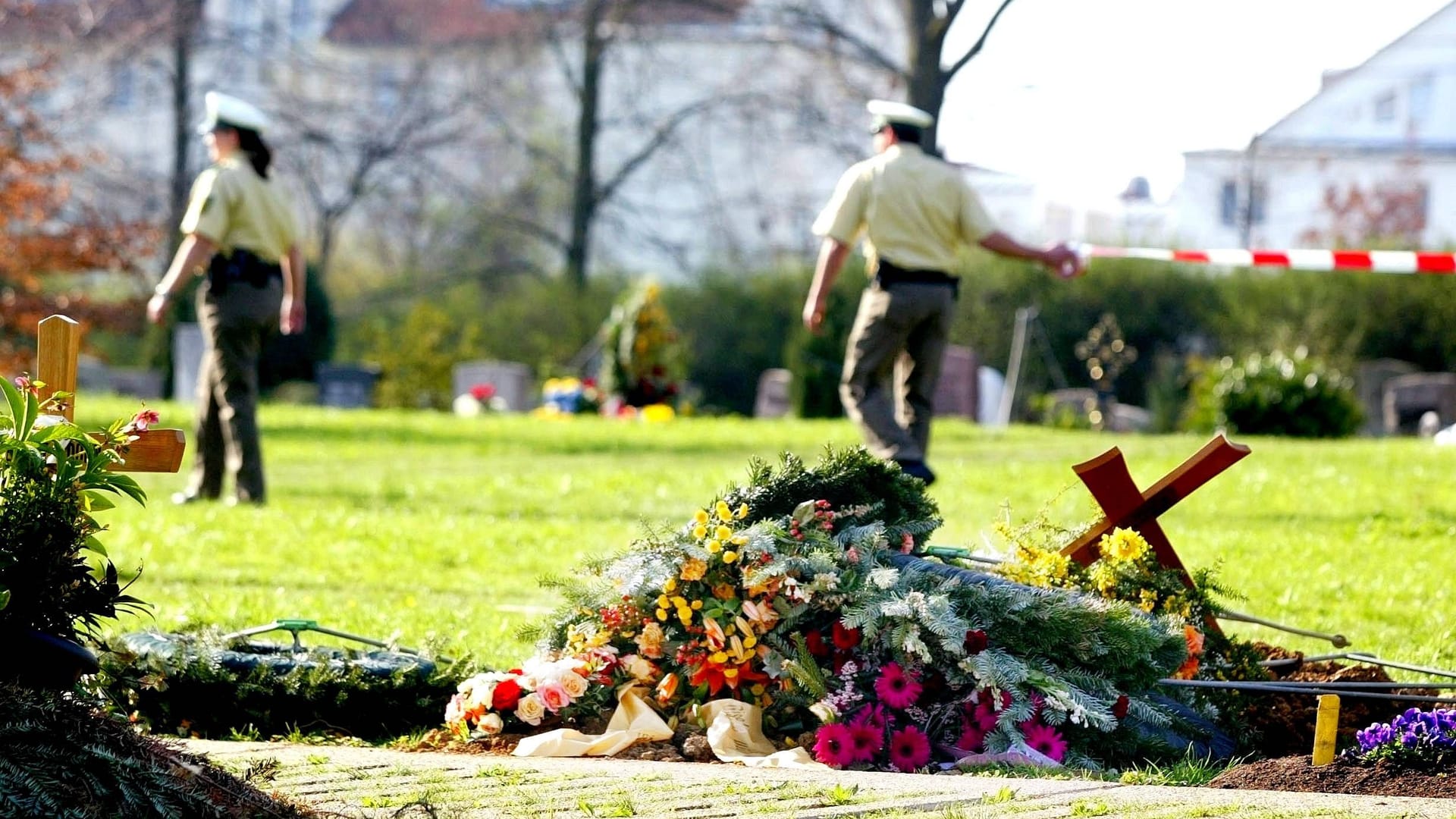 Die Polizei auf einem Friedhof (Archivbild): In Potsdam haben Unbekannte randaliert.