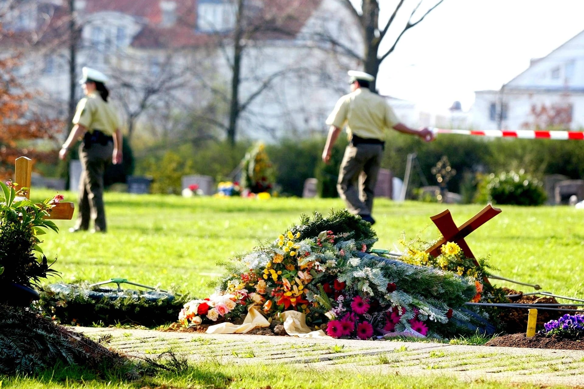 Die Polizei auf einem Friedhof (Archivbild): In Potsdam haben Unbekannte randaliert.