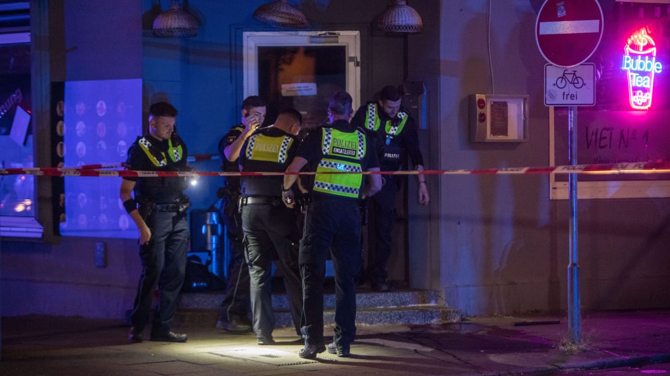 Polizisten am Tatort in Hamburg-Harburg: Eine Blutlache auf dem Boden lässt nur erahnen, was sich hier abgespielt hat.
