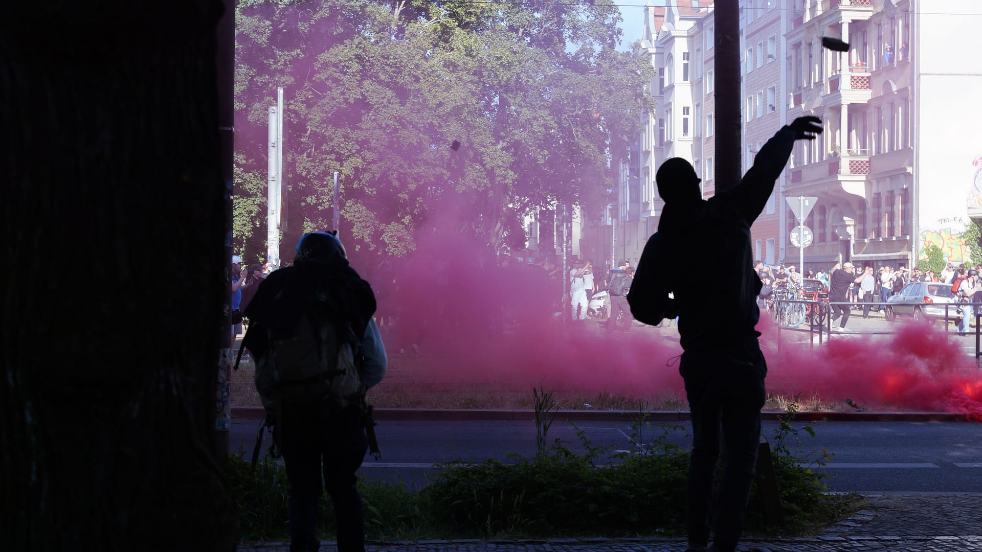 Bei den Protesten in Leipzig wurde Pyrotechnik geworfen.