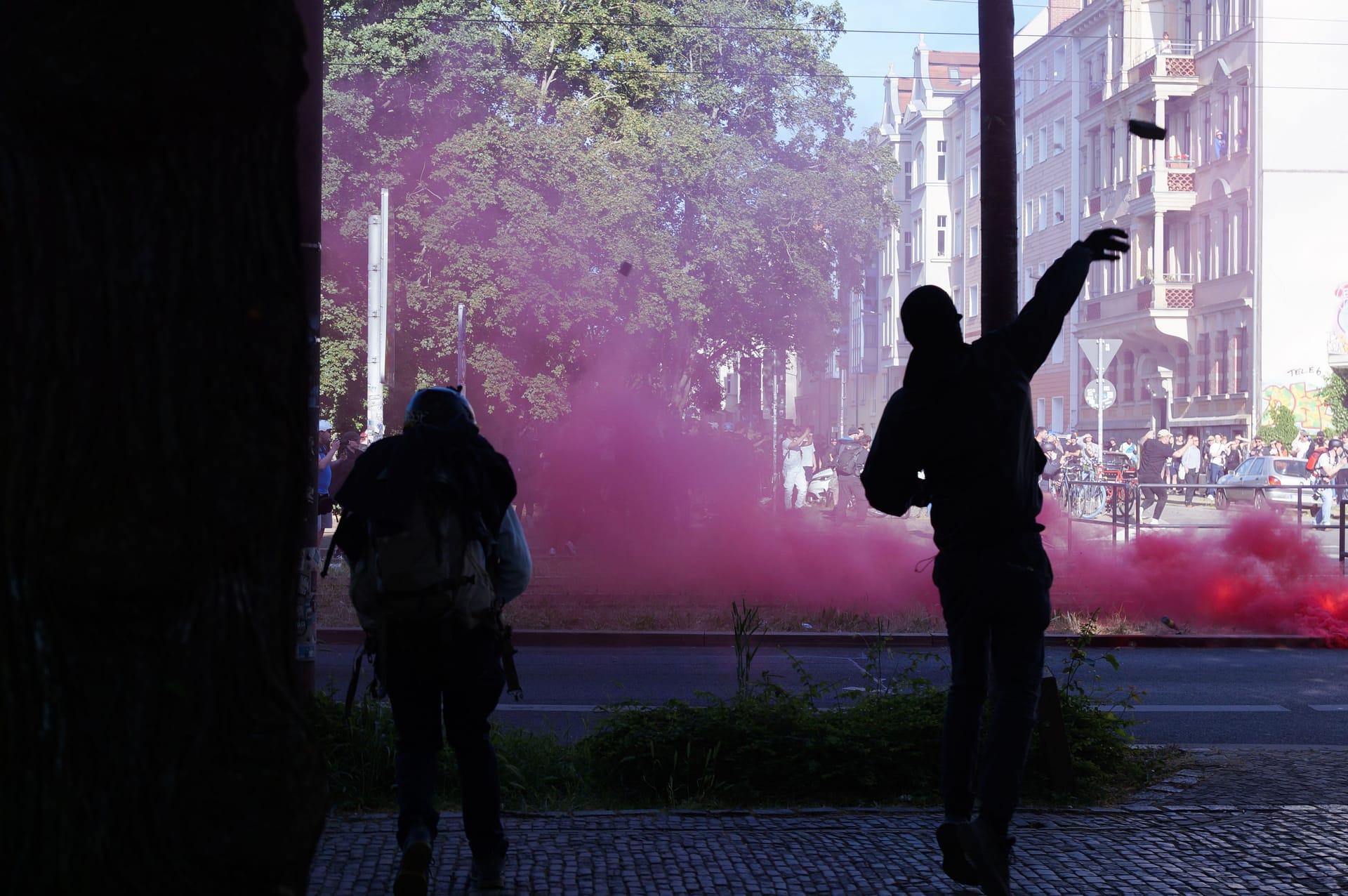 Bei den Protesten in Leipzig wurde Pyrotechnik geworfen.