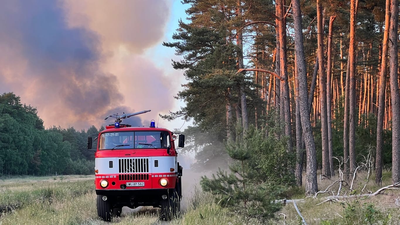 Mecklenburg-Vorpommern, Lübtheen: Ein Löschfahrzeug während eines Waldbrandes.