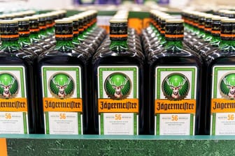 Jägermeister-Flasche: Der deutsche Kräuterlikör bekommt Konkurrenz in Russland.