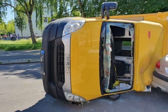 Der DHL-Sprinter des Unfallverursachers: Durch die Kollision wurde er gegen ein parkendes Auto geschleudert und kippte auf die Seite.