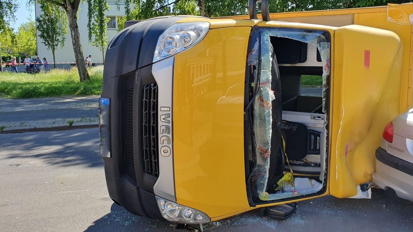 Der DHL-Sprinter des Unfallverursachers: Durch die Kollision wurde er gegen ein parkendes Auto geschleudert und kippte auf die Seite.