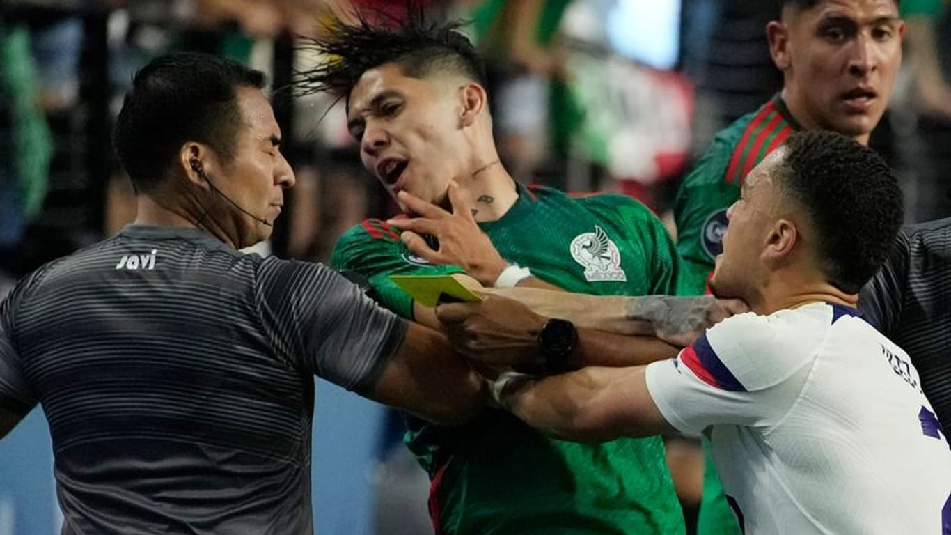 Rangelei während des Spiels: Bei der Partie USA gegen Mexiko kam es zu unschönen Szenen.
