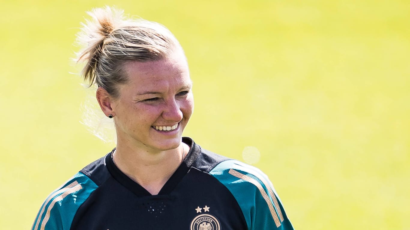 Alexandra Popp: Die DFB-Kapitänin ist zufrieden mit den neuen Prämien.