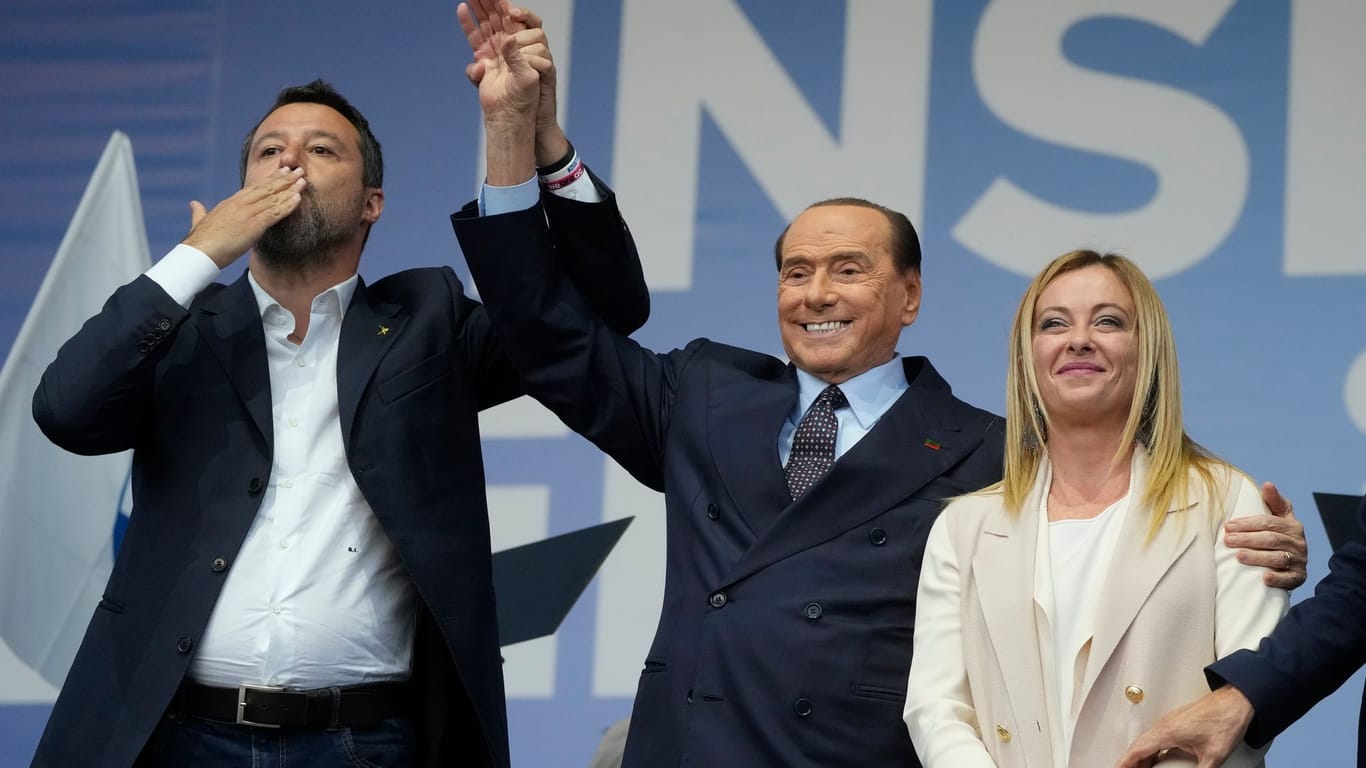 Berlusconi und Giorgia Meloni (Archivbild): Berlusconis Partei Forza Italia gehört als Koalitionspartner der italienischen Regierung an.