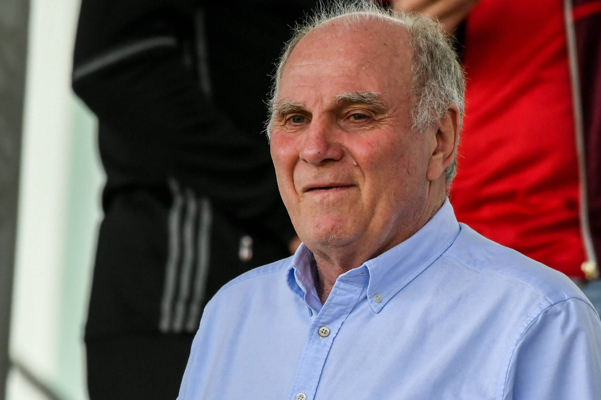 Uli Hoeneß: Das Aufsichtsratsmitglied des FC Bayern sieht noch eine Chance für Bundestrainer Hansi Flick.