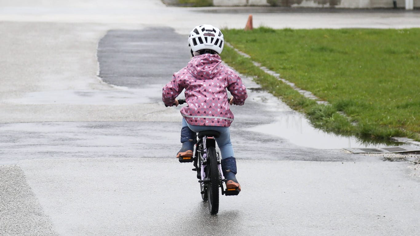Ein Kind auf dem Fahrrad (Symbolbild): In München wurde ein Achtjähriger bei einem Unfall verletzt.