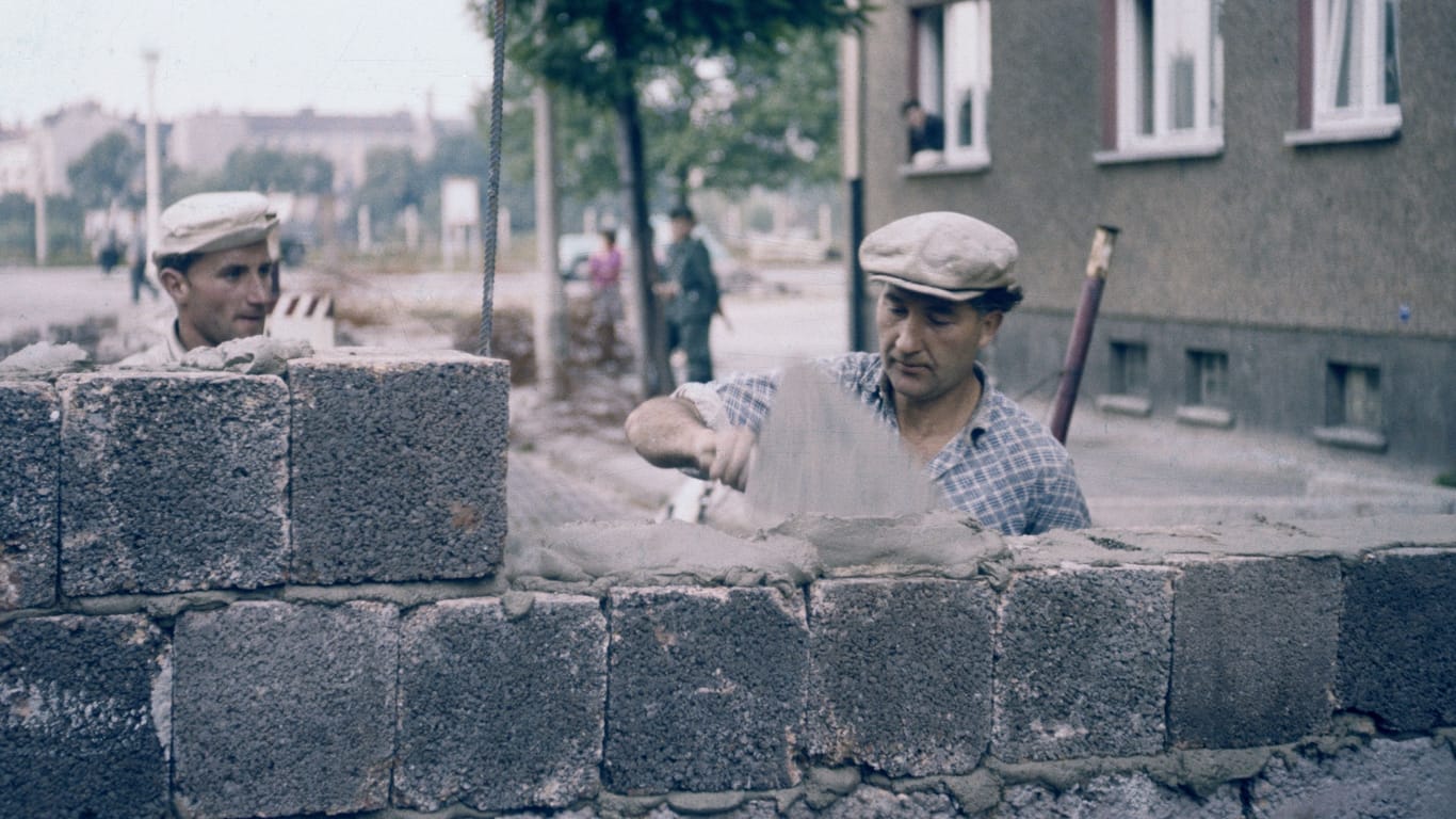1961: Ab August begann die SED mit dem Bau der Berliner Mauer.