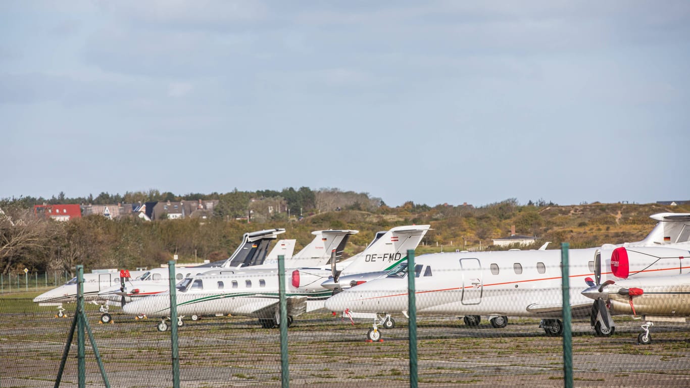 Geschäftsflugzeuge parken auf dem Flughafen Sylt