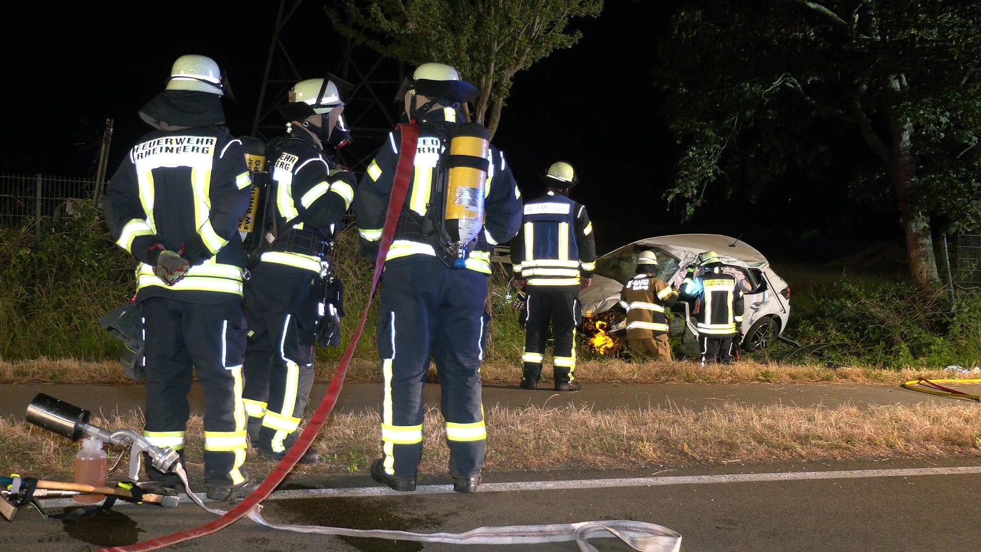 Einsatzkräfte an der Unfallstelle: Der Fahrer kam "An der Rheinberger Heide" von der Straße ab.