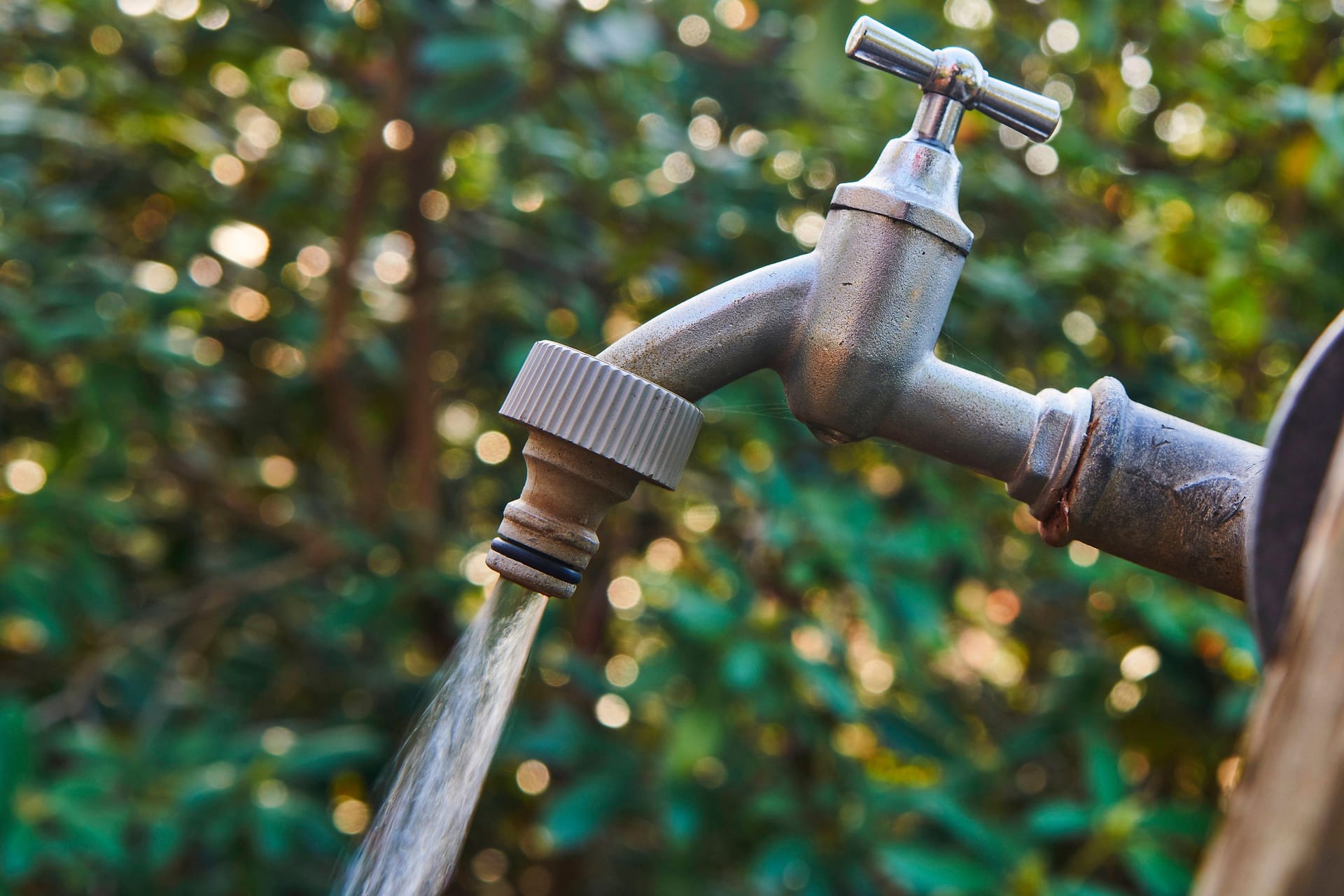 Wasserhahn (Symbolbild): Die Preise für Wasser könnten in Zukunft steigen. Wasserhahn (Symbolbild): Die Preise für Wasser könnten in Zukunft steigen.