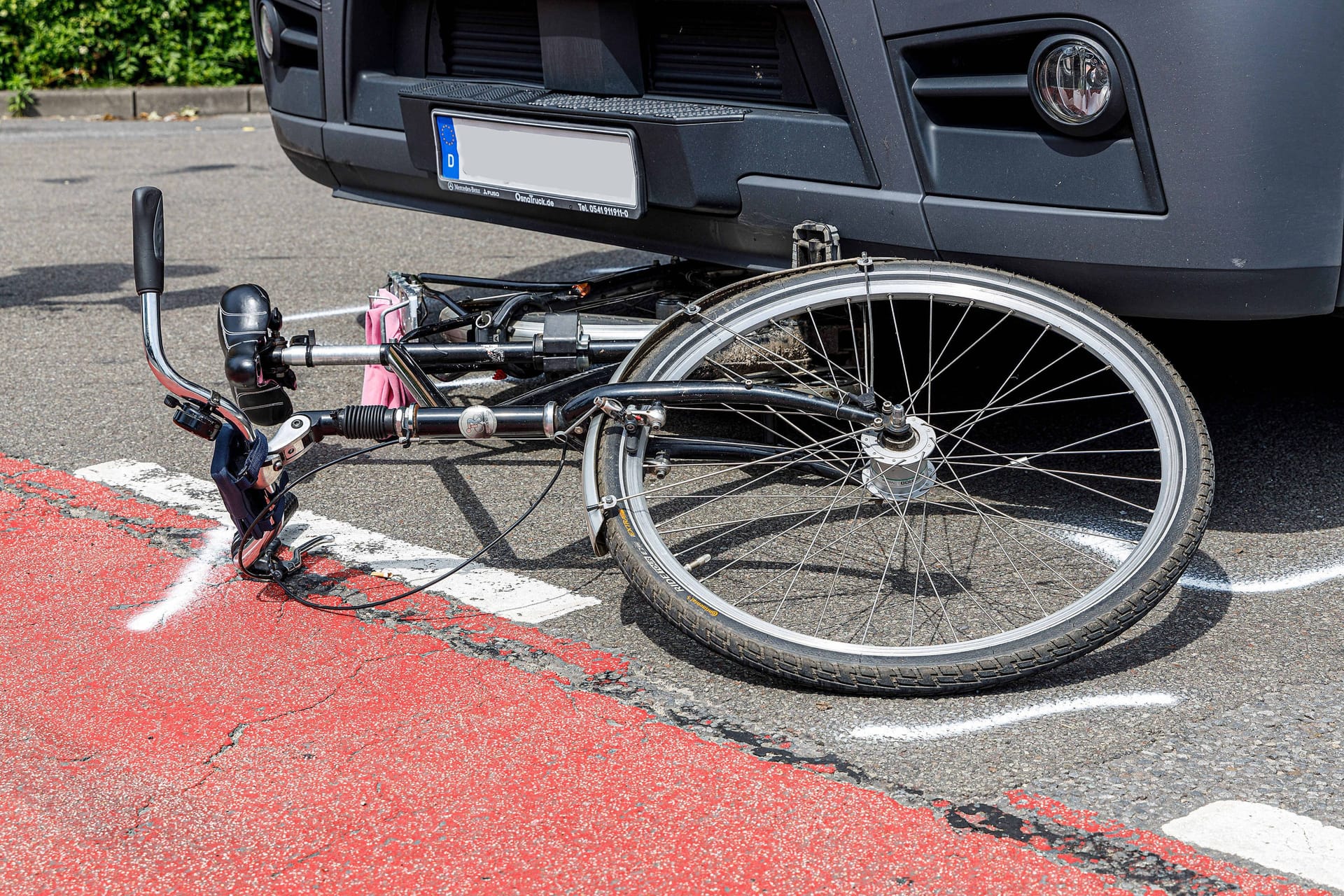 Ein Fahrrad liegt nach einem Unfall auf der Straße (Symbolbild): In der Kölner Innenstadt kam es am zu einem schweren Unfall.