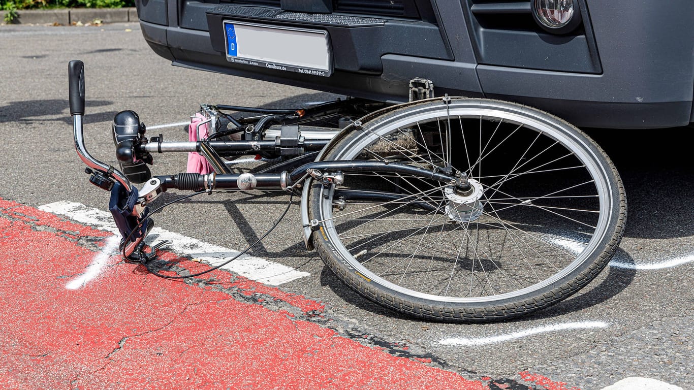 Ein Fahrrad liegt nach einem Unfall auf der Straße (Symbolbild): In der Kölner Innenstadt kam es am zu einem schweren Unfall.