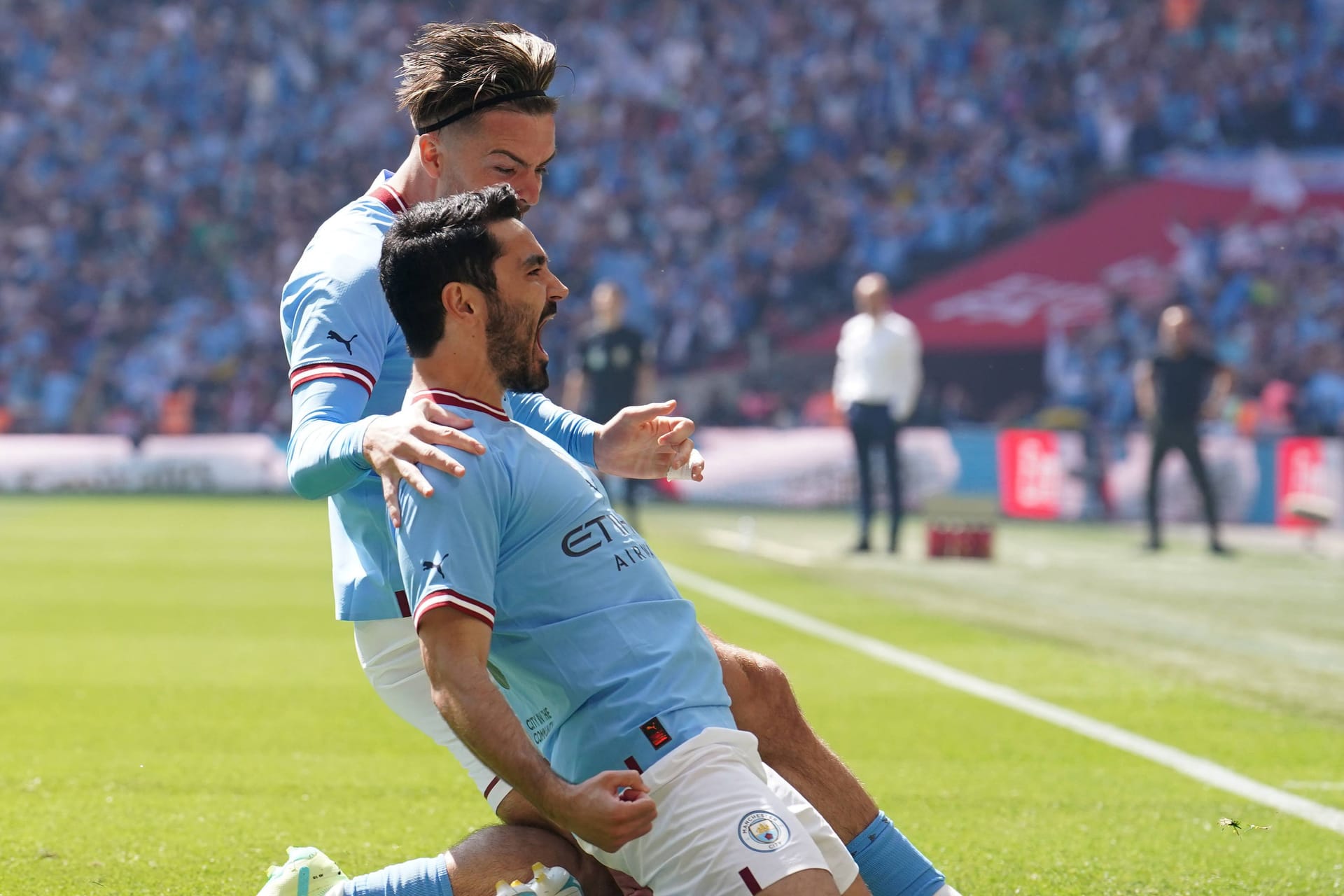Ilkay Gündogan (vorne) feiert sein Tor mit Jack Grealish: Schon nach 13 Sekunden traf der deutsche Nationalspieler.