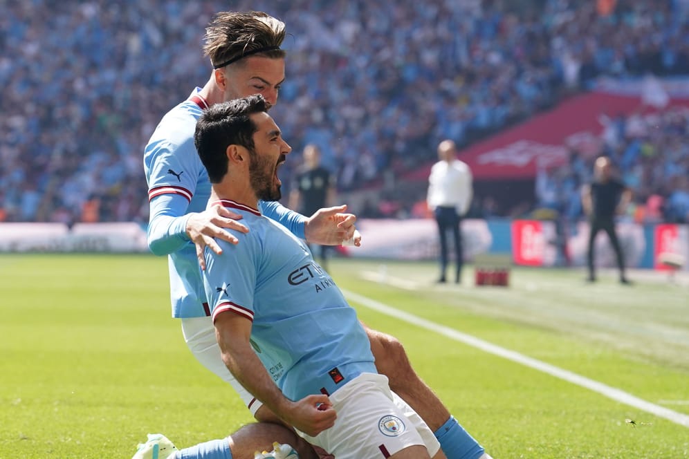 Ilkay Gündogan (vorne) feiert sein Tor mit Jack Grealish: Schon nach 13 Sekunden traf der deutsche Nationalspieler.
