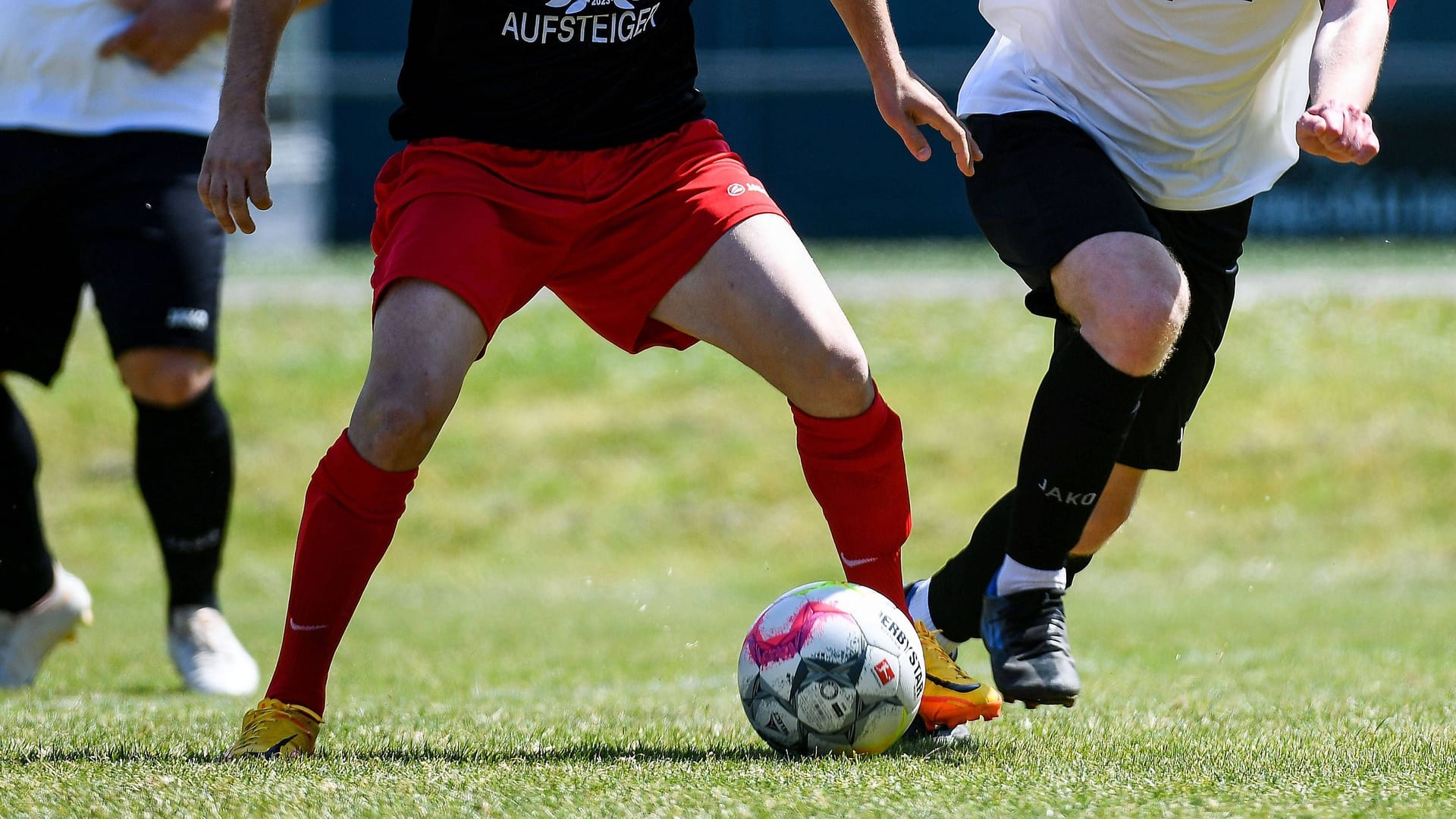 Szene aus einem Spiel im Amateurfußball (Symbolbild): In Dortmund gibt es nun Streit um ein abgebrochenes Spiel und den Aufstieg in die Bezirksliga.