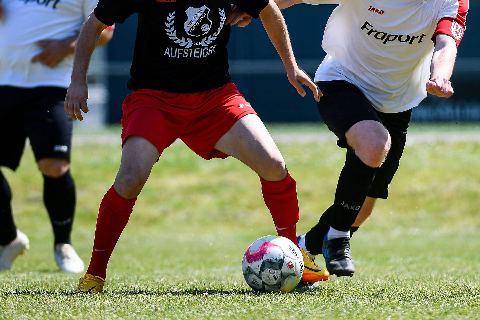 Szene aus einem Spiel im Amateurfußball (Symbolbild): In Dortmund gibt es nun Streit um ein abgebrochenes Spiel und den Aufstieg in die Bezirksliga.