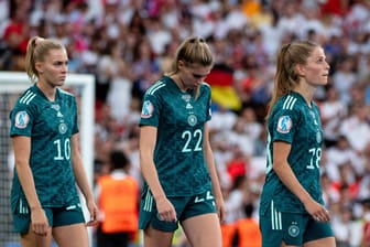 Laura Freigang, Jule Brand und Tabea Sellner (v.l.n.r.) nach dem verlorenen EM-Finale: Sie alle wollen jetzt auch mit zur Weltmeisterschaft.