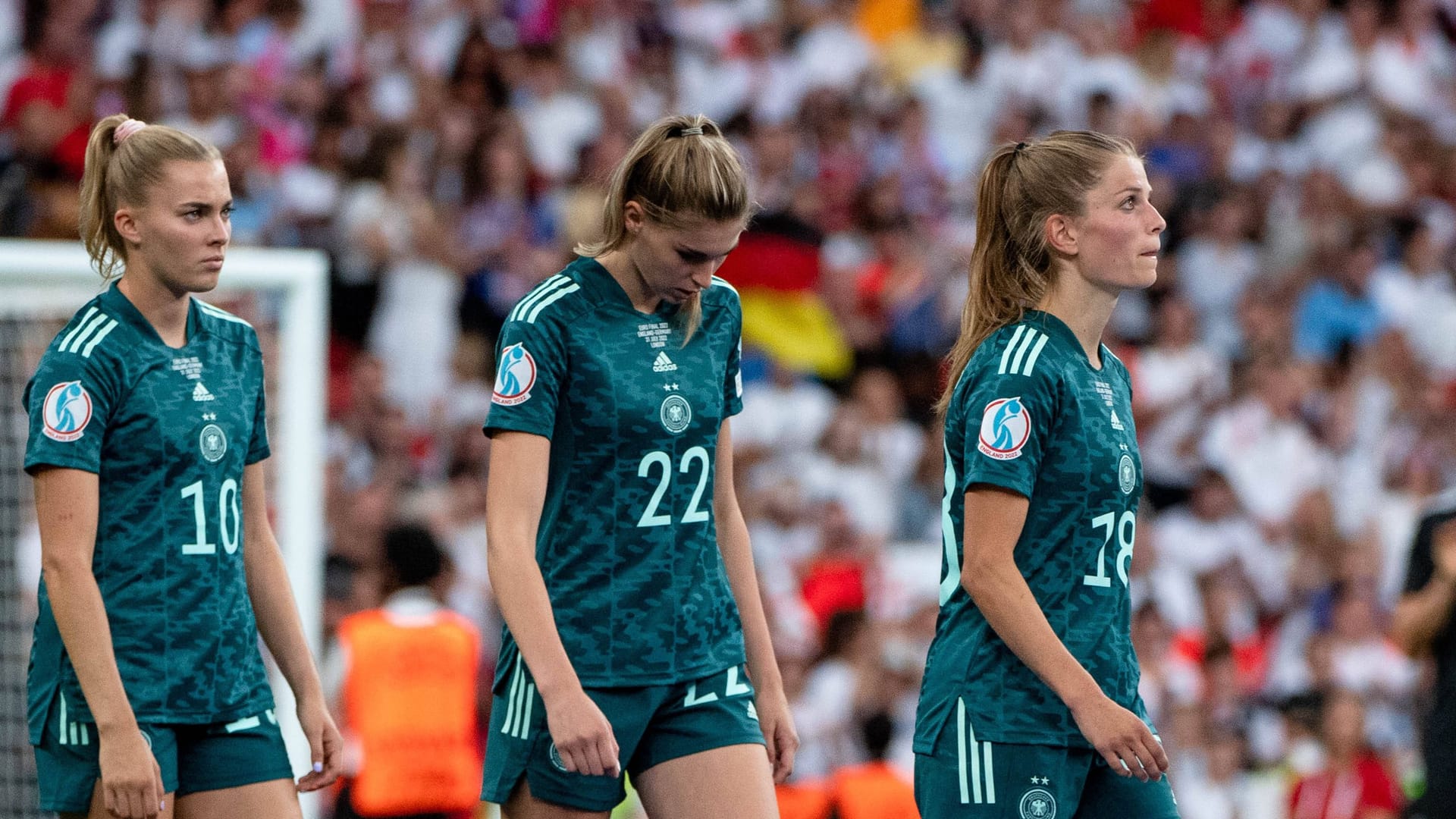 Laura Freigang, Jule Brand und Tabea Sellner (v.l.n.r.) nach dem verlorenen EM-Finale: Sie alle wollen jetzt auch mit zur Weltmeisterschaft.