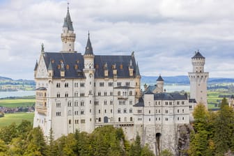 Idylle in Bayern: Das Schloss Neuschwanstein ist eines der beliebtesten Touristenziele in Deutschland. Idylle in Bayern: Das Schloss Neuschwanstein ist eines der beliebtesten Touristenziele in Deutschland.