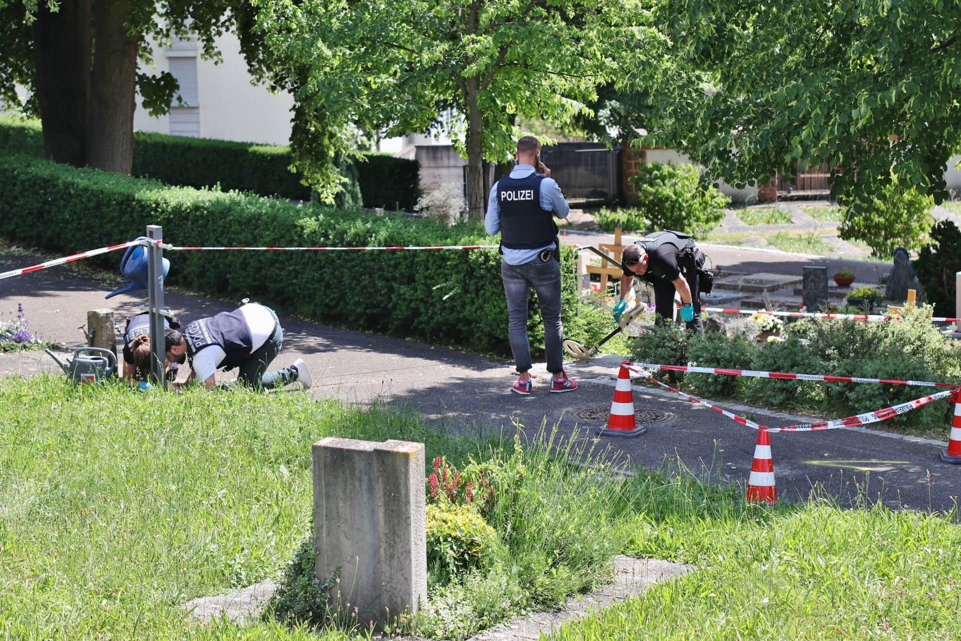 Polizeieinsatz auf dem Friedhof in Altbach: Noch ist unklar um welche Art Sprengstoff es sich handelte.