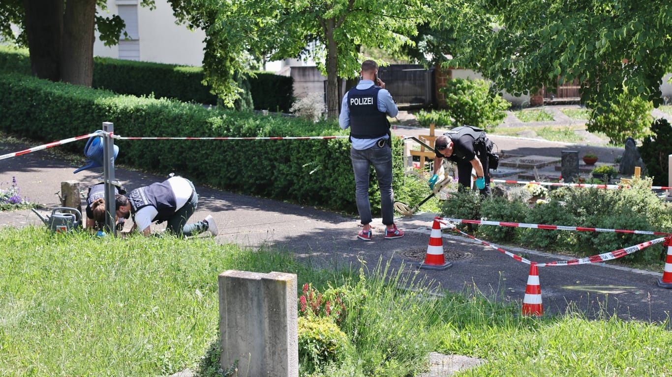 Polizeieinsatz auf dem Friedhof in Altbach: Noch ist unklar um welche Art Sprengstoff es sich handelte.