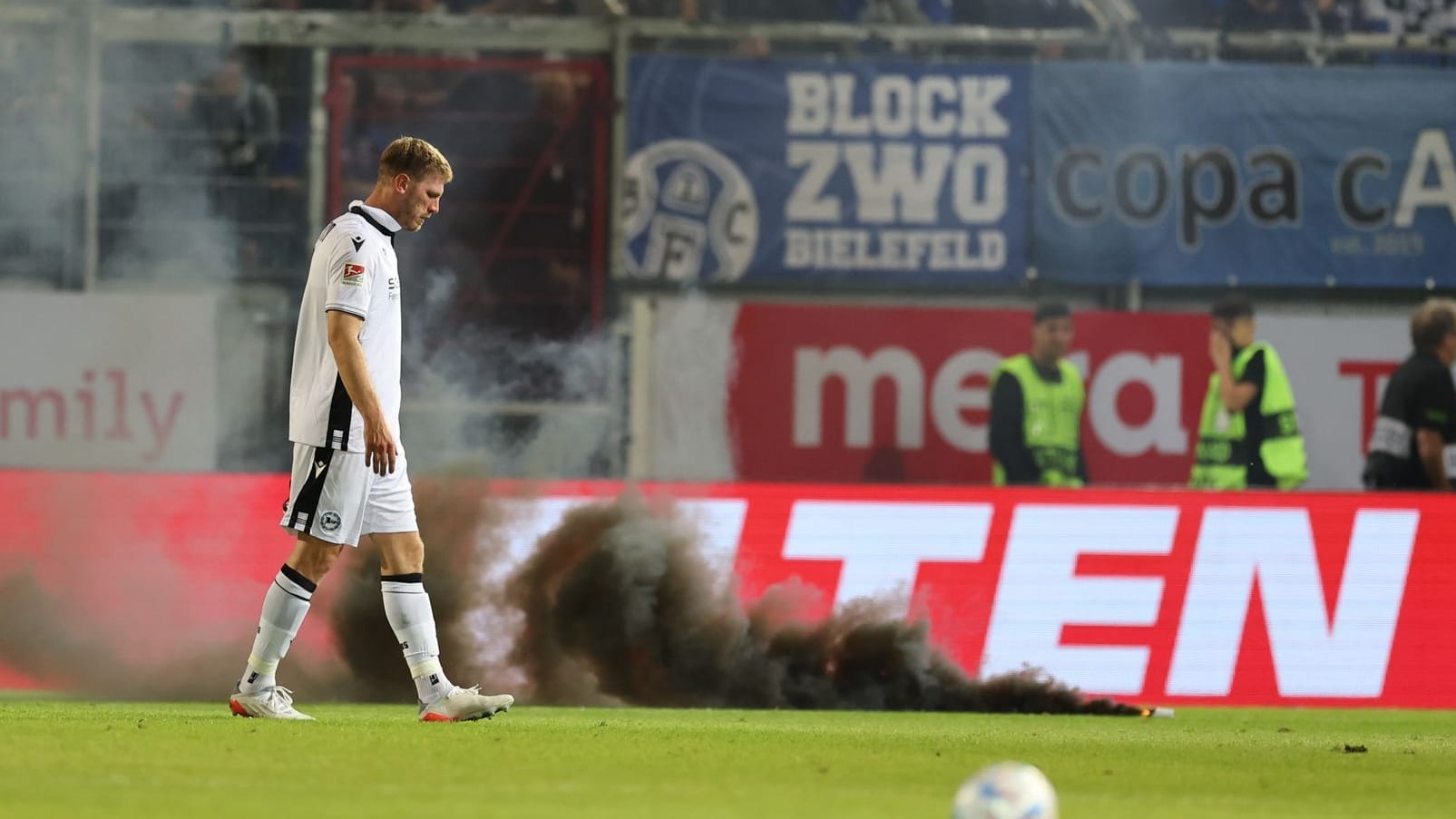 Fabian Klos vor den randalierenden Fans: Der Bielefelder Kapitän konnte einen Spielabbruch gerade so verhindern.