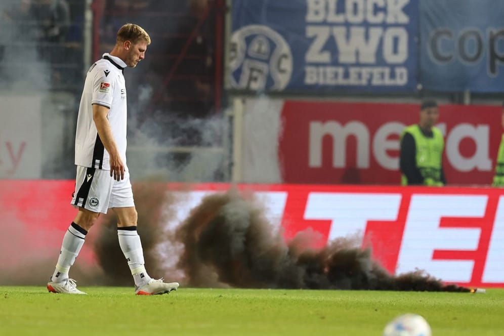 Fabian Klos vor den randalierenden Fans: Der Bielefelder Kapitän konnte einen Spielabbruch gerade so verhindern.