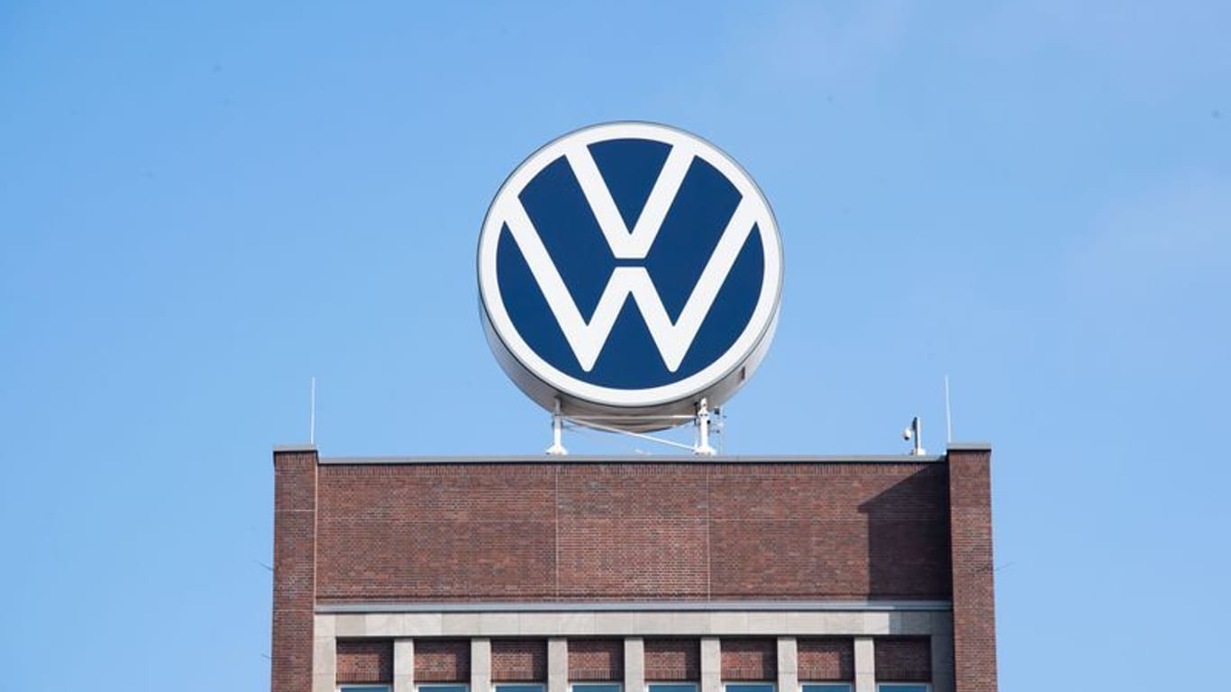 Das Markenhochhaus von VW in Wolfsburg: Der Absatz von E-Fahrzeugen hinkt den Zielen hinterher.