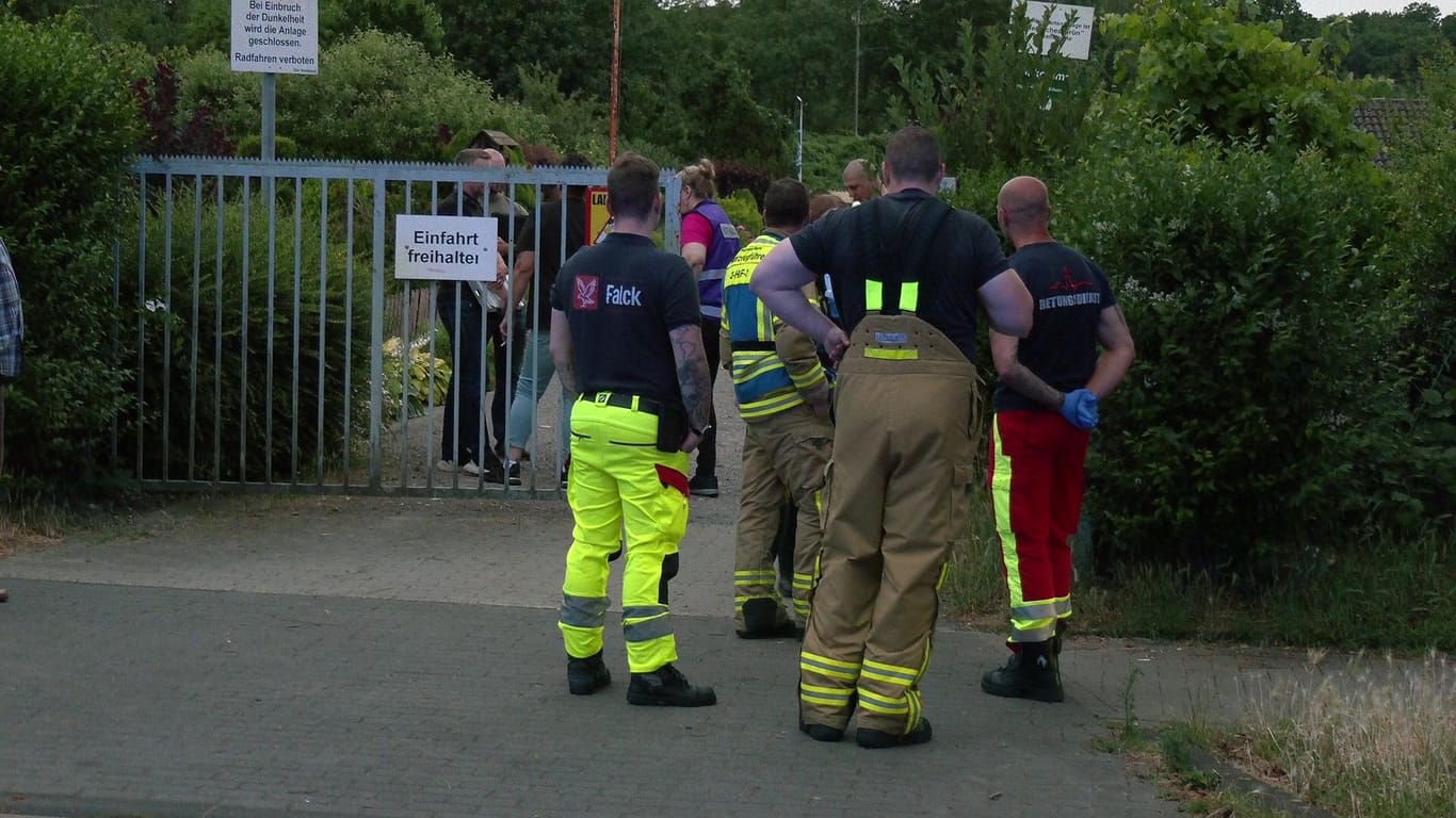 Einsatzkräfte der Feuerwehr am Eingang des Kleingartenvereins "Erholung": Eine Laube hatte Feuer gefangen. (Quelle: WTVnews / Weber)