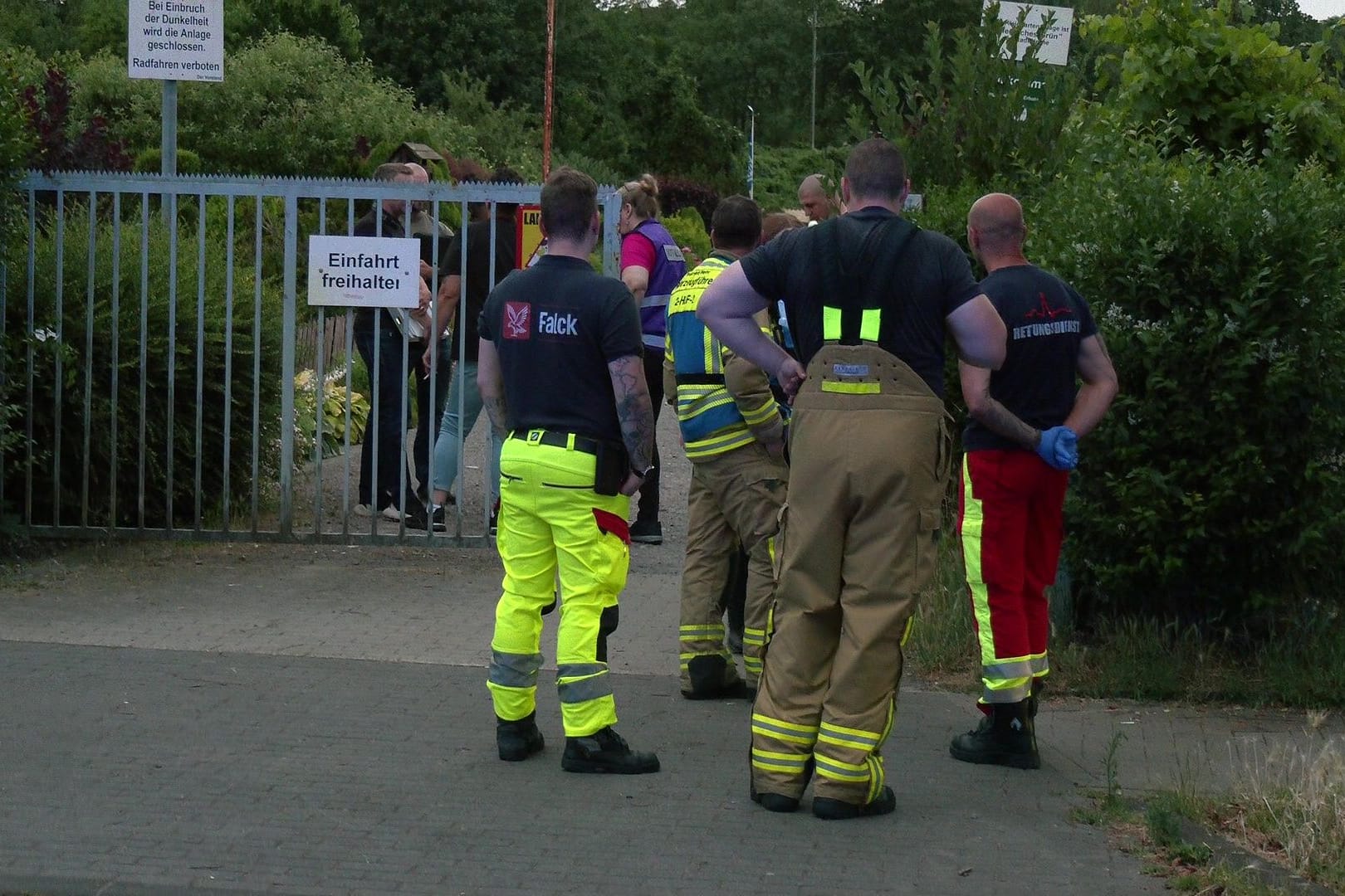 Einsatzkräfte der Feuerwehr am Eingang des Kleingartenvereins "Erholung": Eine Laube hatte Feuer gefangen. (Quelle: WTVnews / Weber)