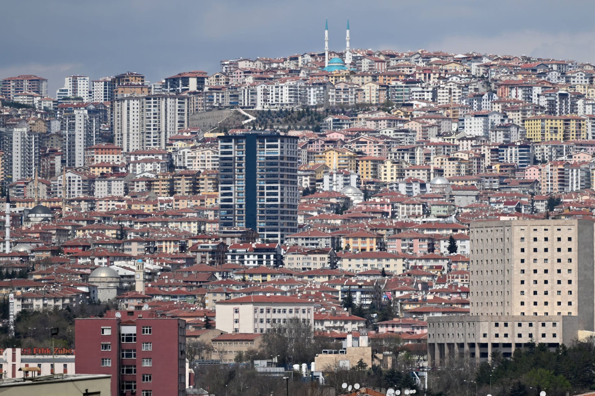 Die türkische Hauptstadt Ankara: Im Stadtteil Elmadağ ist es laut örtlichen Medienberichten zu einer Explosion gekommen.