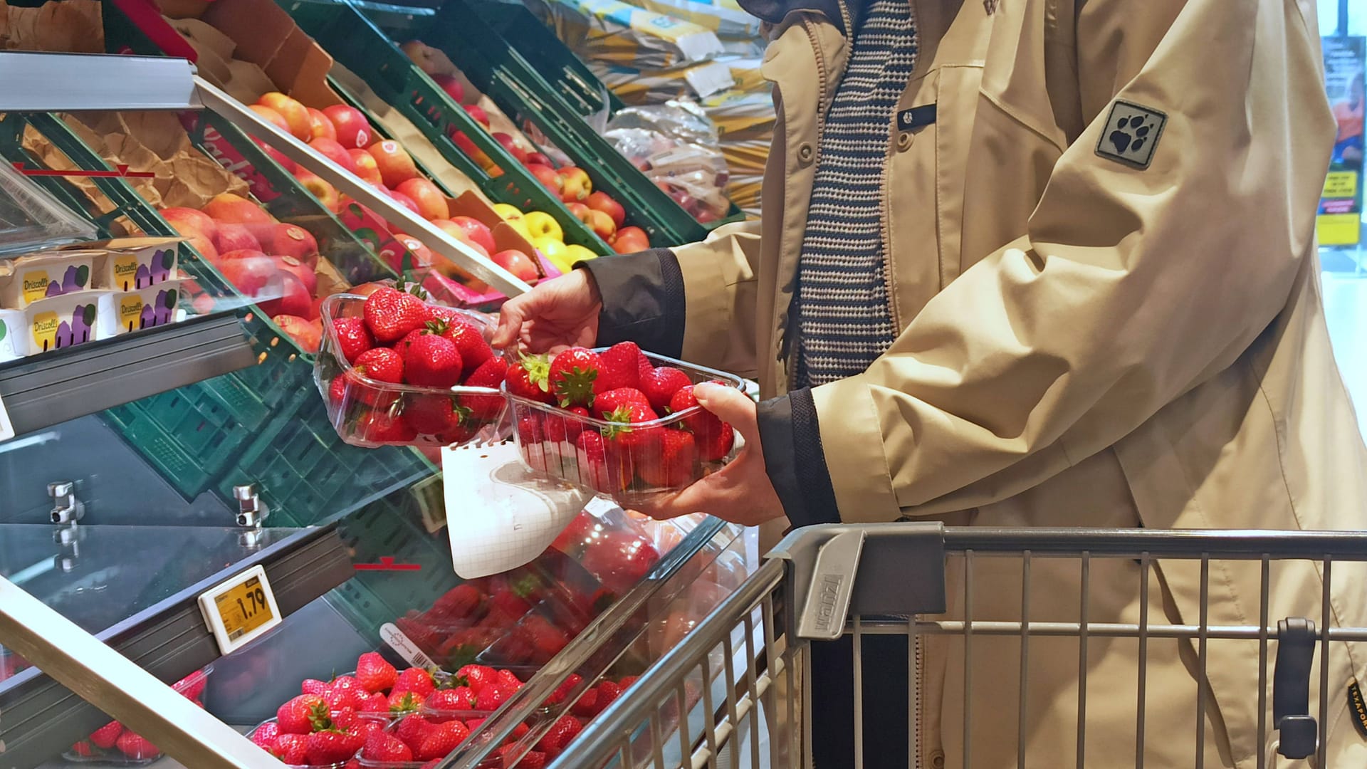 Einkauf in einem Supermarkt (Symbolbild): Die Inflation ist weiter rückläufig.