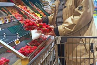 Einkauf in einem Supermarkt (Symbolbild): Die Inflation ist weiter rückläufig.