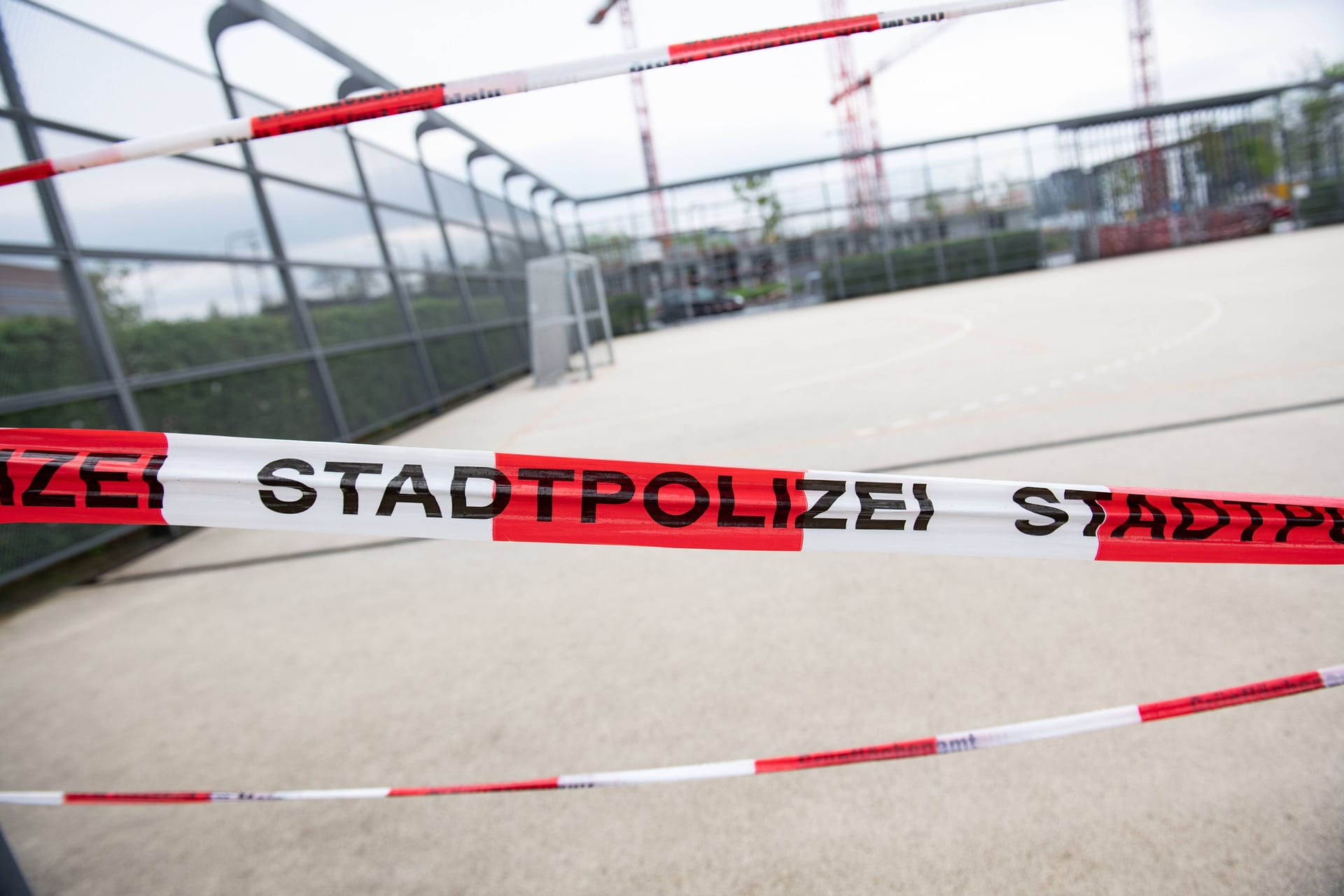 Die Polizei hat einen Fußballplatz abgesperrt (Symbolbild).