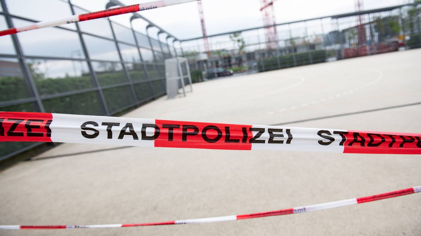 Die Polizei hat einen Fußballplatz abgesperrt (Symbolbild).