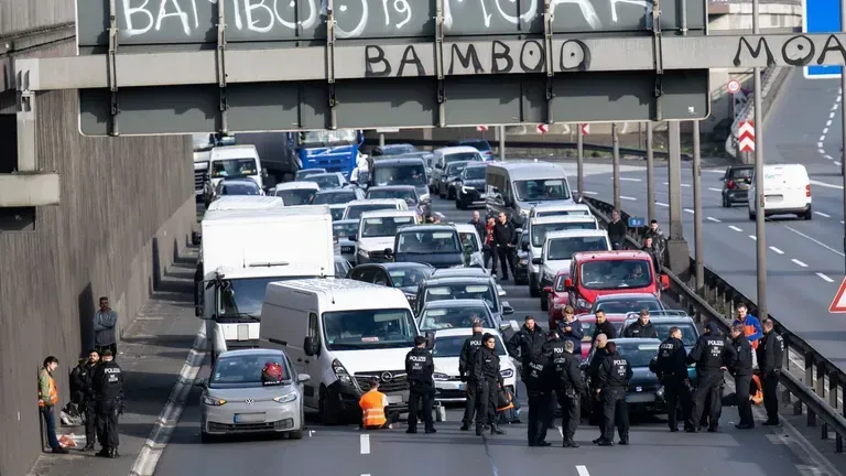 Stau wegen einer Klimablockade auf der A100 in Berlin: