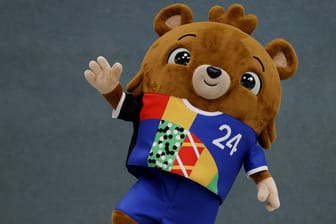 Der Bär ohne Namen: Er ist das offizielle Maskottchen der Europameisterschaft in Deutschland.
