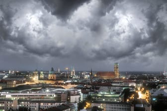 Ein Gewitter über München (Archvibild): Auch fürs Wochenende werden wieder Unwetter erwartet.