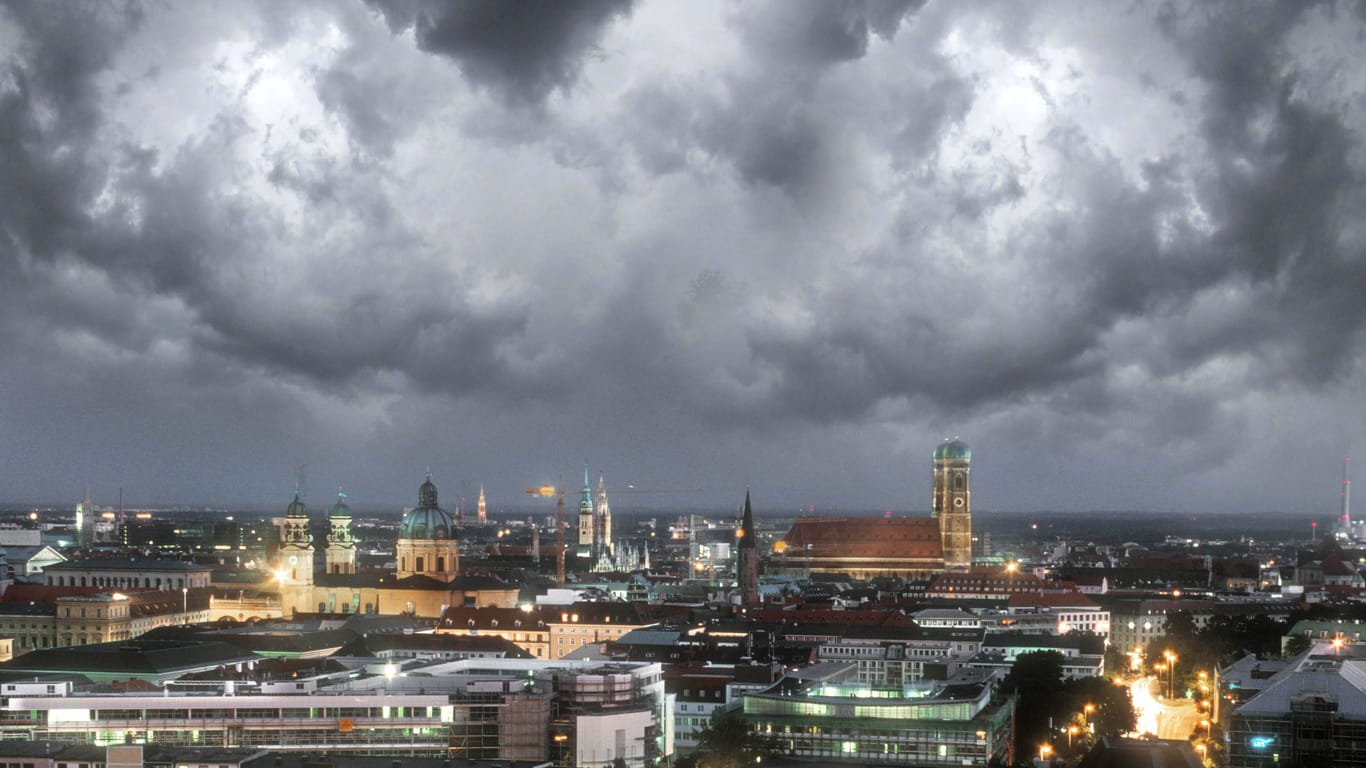 Ein Gewitter über München (Archvibild): Auch fürs Wochenende werden wieder Unwetter erwartet.