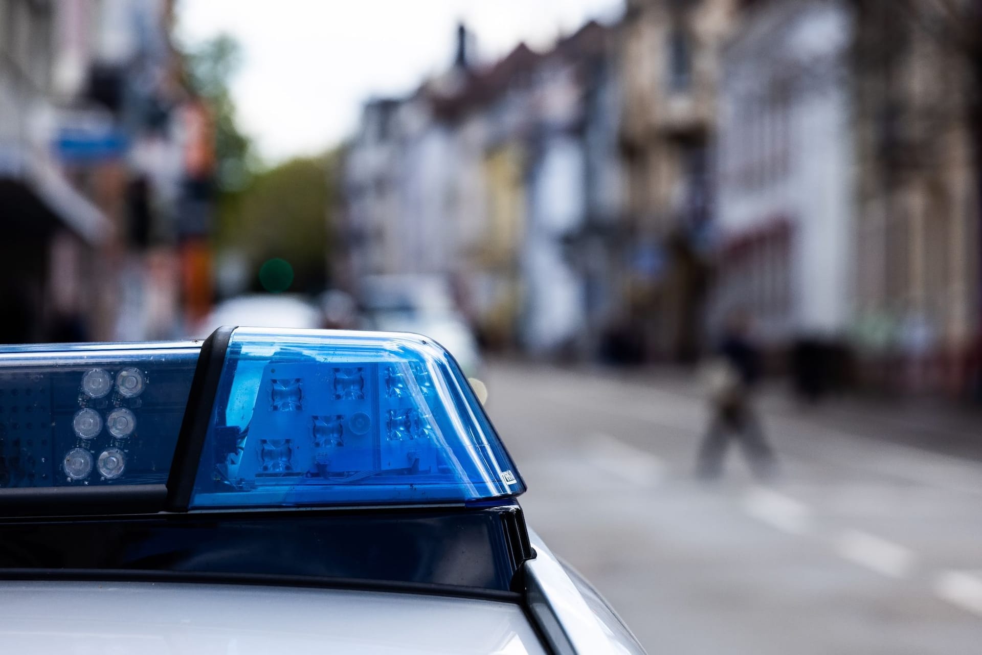 Blaulicht und verbotenes Messer im Auto: Polizei stoppt Autofahrer